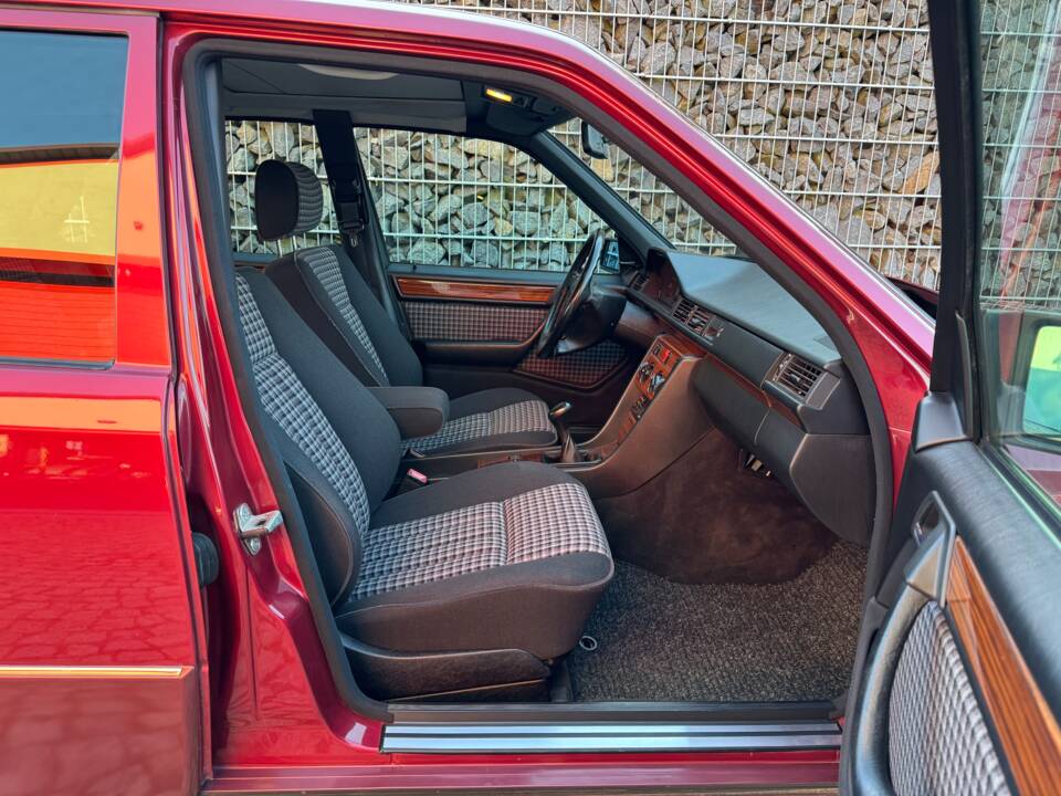 Immagine 50/75 di Mercedes-Benz 230 E (1992)
