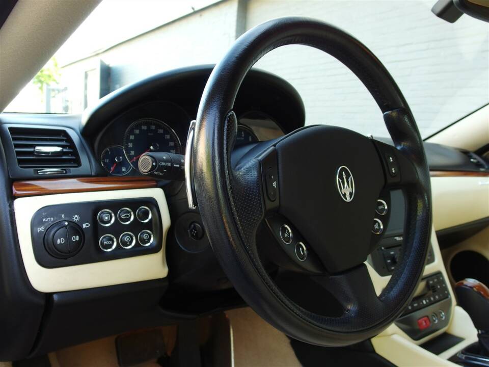 Image 47/98 of Maserati GranTurismo 4.2 (2008)