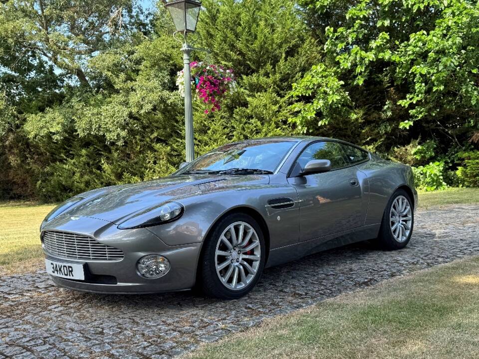 Image 2/40 of Aston Martin V12 Vanquish (2002)