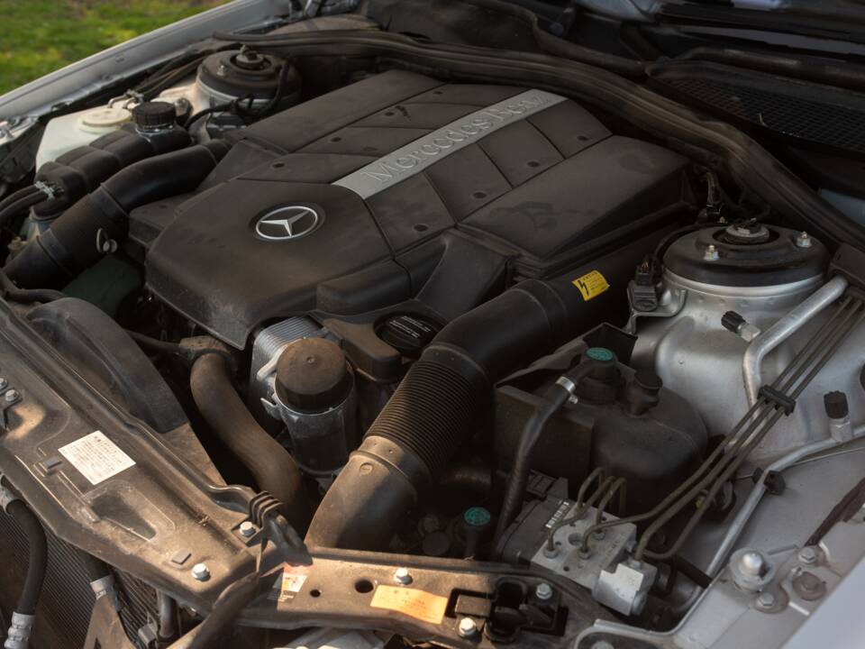 Image 44/50 of Mercedes-Benz CL 500 (2002)