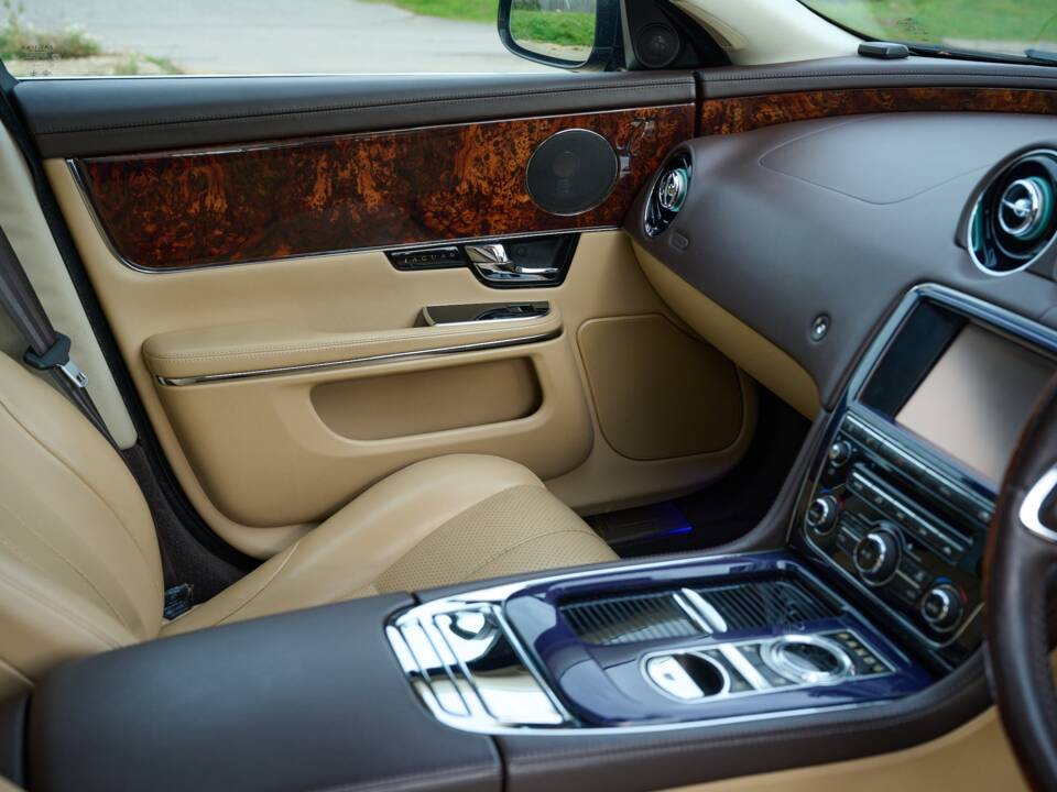 Bild 35/50 von Jaguar XJ 5.0 (2011)