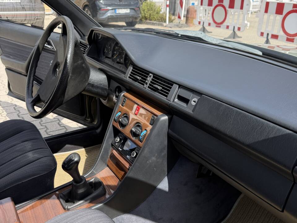 Bild 15/19 von Mercedes-Benz 200 D (1984)