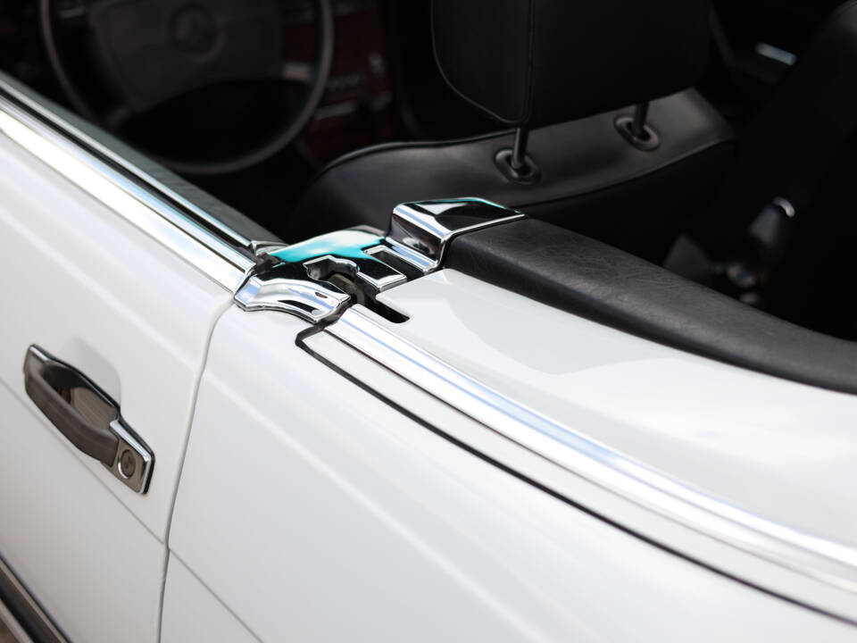 Image 65/85 of Mercedes-Benz 560 SL (1986)