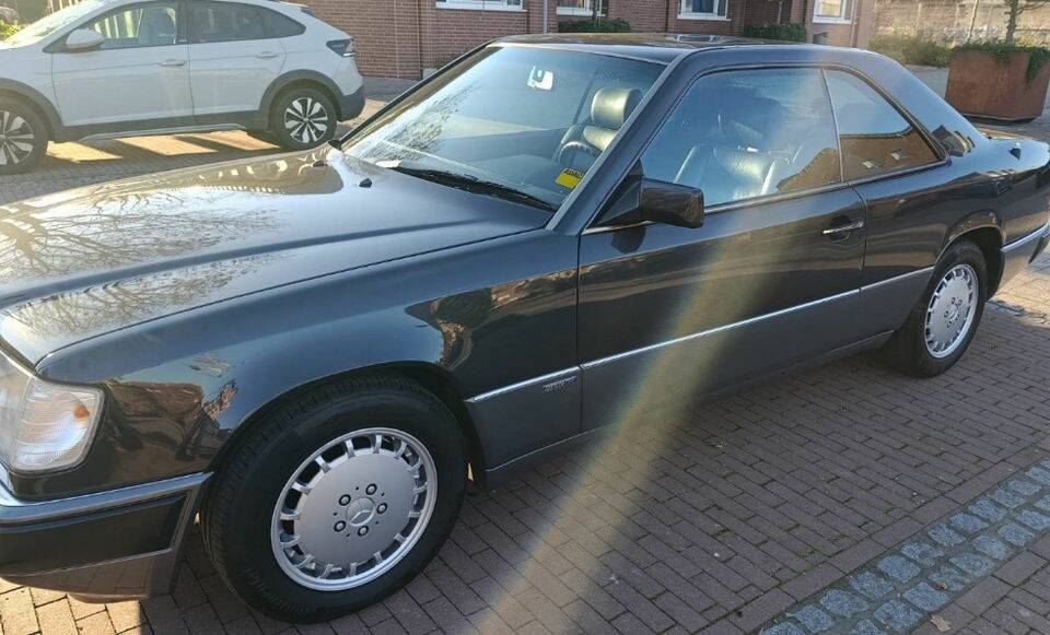 Image 4/7 de Mercedes-Benz 300 CE (1990)