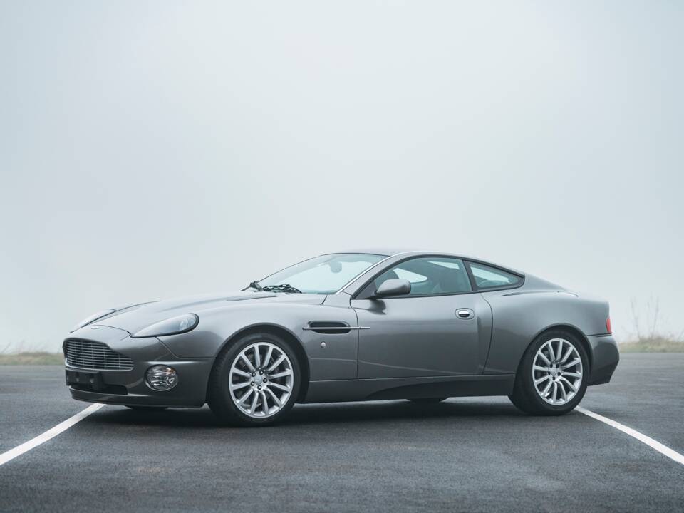 Image 6/23 of Aston Martin V12 Vanquish (2003)