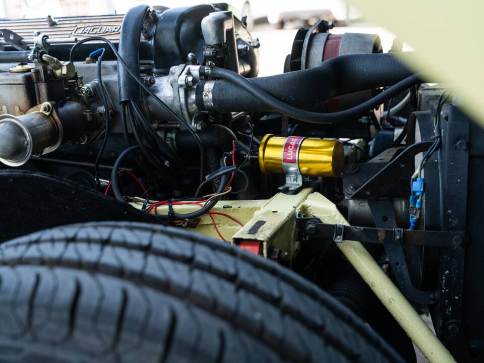 Image 73/78 de Jaguar E-Type (1969)