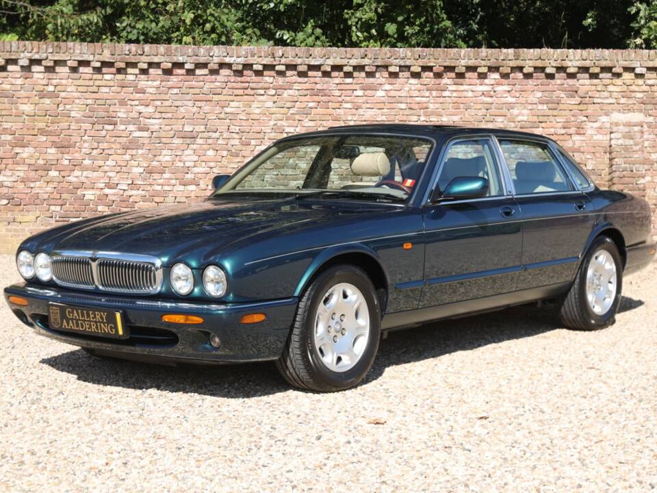 Bild 22/50 von Jaguar XJ 8 4.0 Executive (2001)