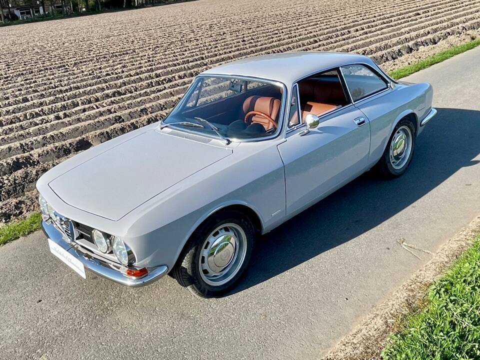 Image 4/47 de Alfa Romeo 1750 GT Veloce (1968)