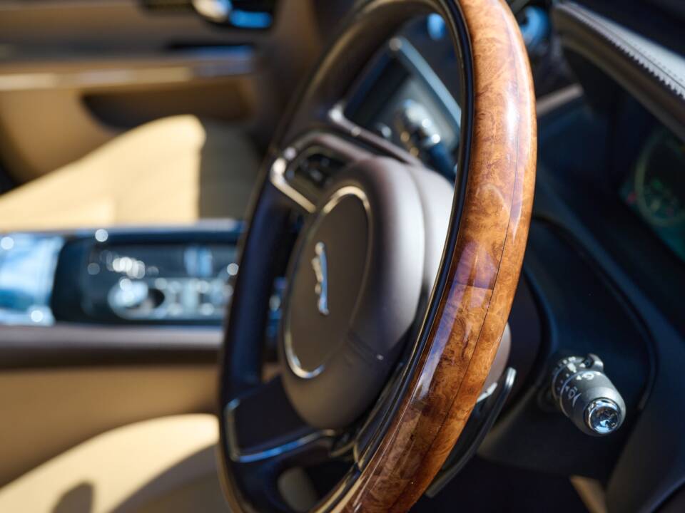 Bild 43/50 von Jaguar XJ 5.0 (2010)