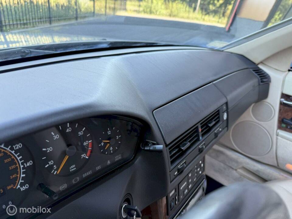 Image 17/35 of Mercedes-Benz 500 SL (1993)