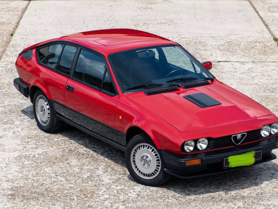 Image 11/14 de Alfa Romeo GTV 6 2.5 (1985)