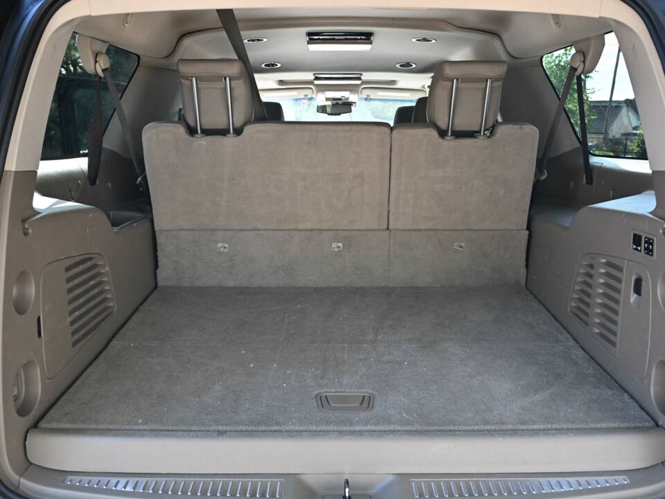 Image 32/50 of Chevrolet Suburban (2017)