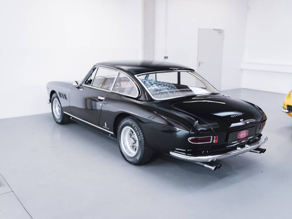 Image 38/100 of Ferrari 330 GT 2+2 (1965)