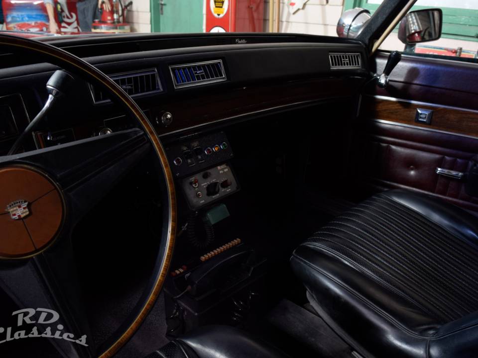 Image 28/50 of Cadillac Fleetwood 60 Ambulance (1975)