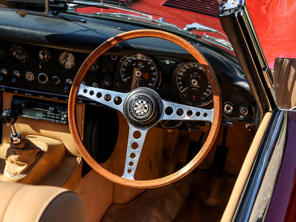 Image 16/27 of Jaguar E-Type (1968)