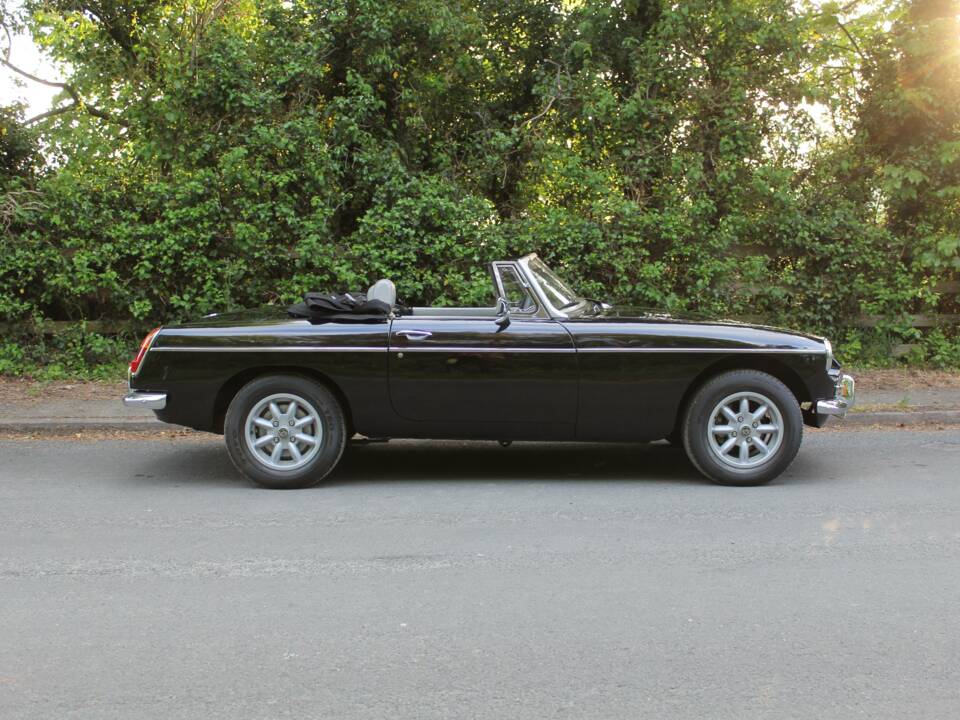 Image 4/17 of MG MGB (1978)