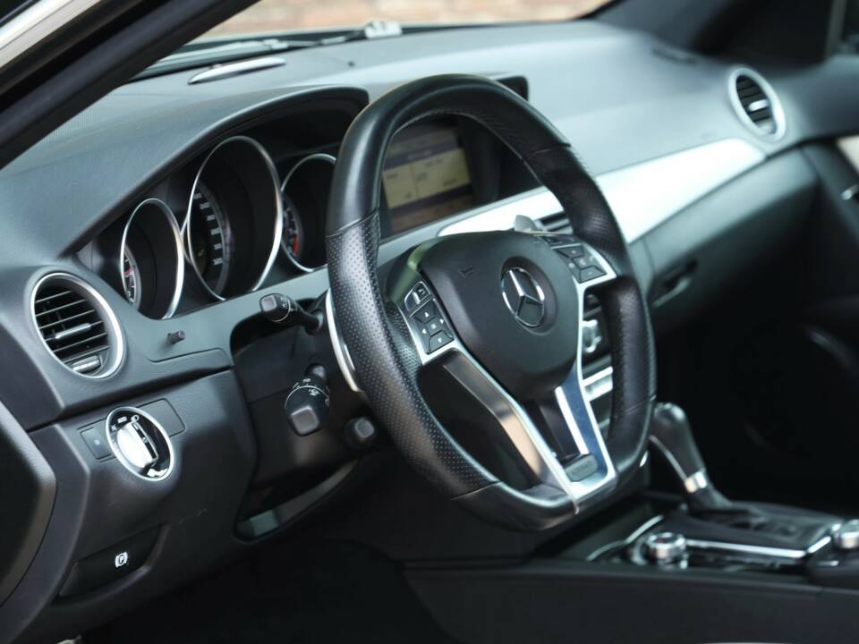 Image 47/50 of Mercedes-Benz C 63 AMG (2012)