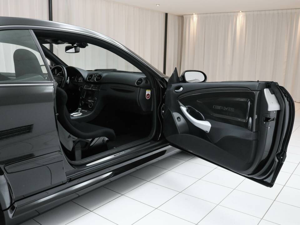 Imagen 8/16 de Mercedes-Benz CLK 63 AMG Black Series (2008)