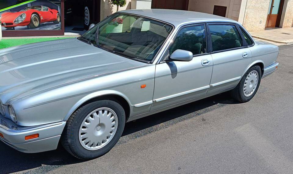 Image 32/33 of Jaguar XJ6 3.2 Executive (1995)