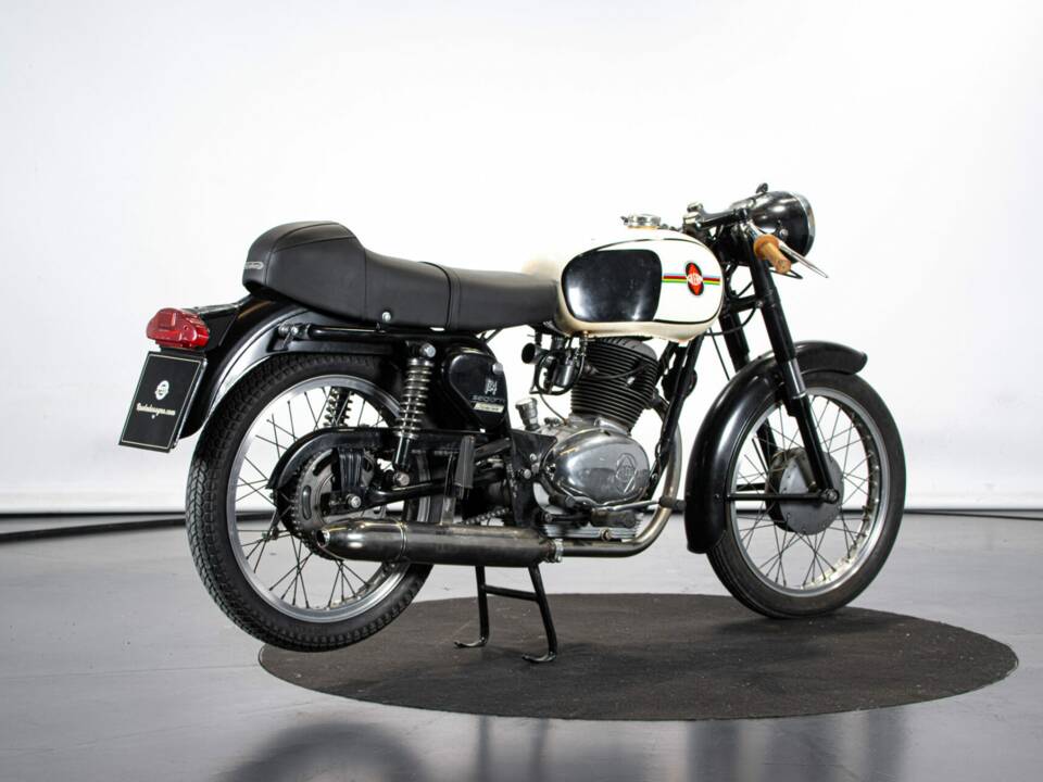 Immagine 6/50 di Gilera Giubileo 125 (1962)