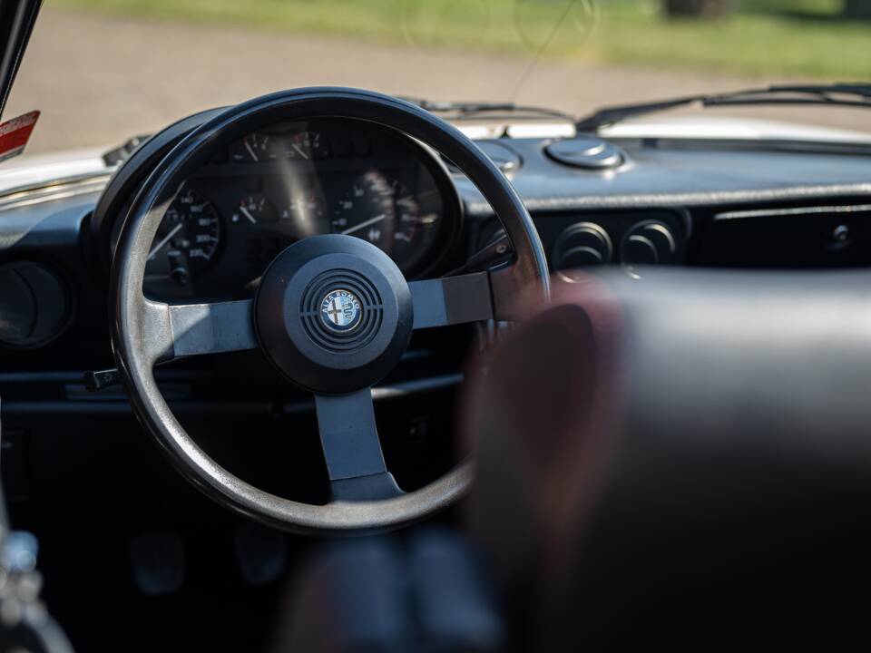 Image 28/40 of Alfa Romeo 2.0 Spider (1987)
