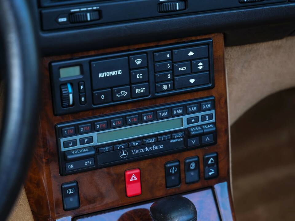Image 28/50 of Mercedes-Benz 500 SL (1990)