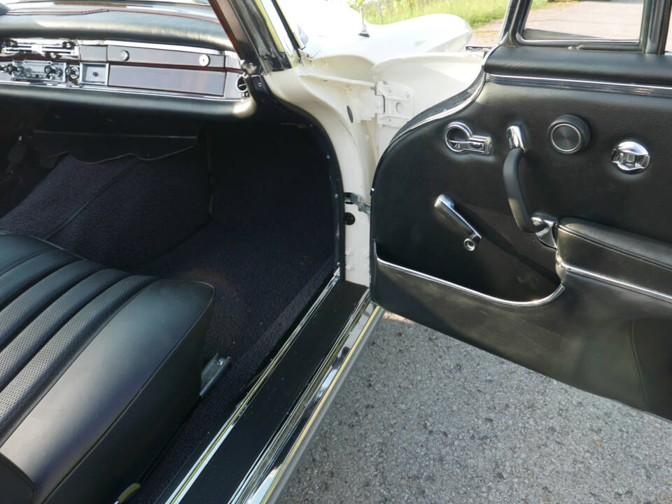 Imagen 12/56 de Mercedes-Benz 220 SE b (1962)