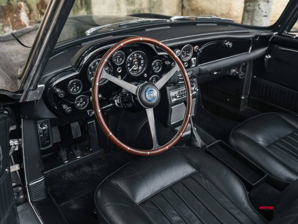 Afbeelding 38/75 van Aston Martin DB 5 Volante (1964)