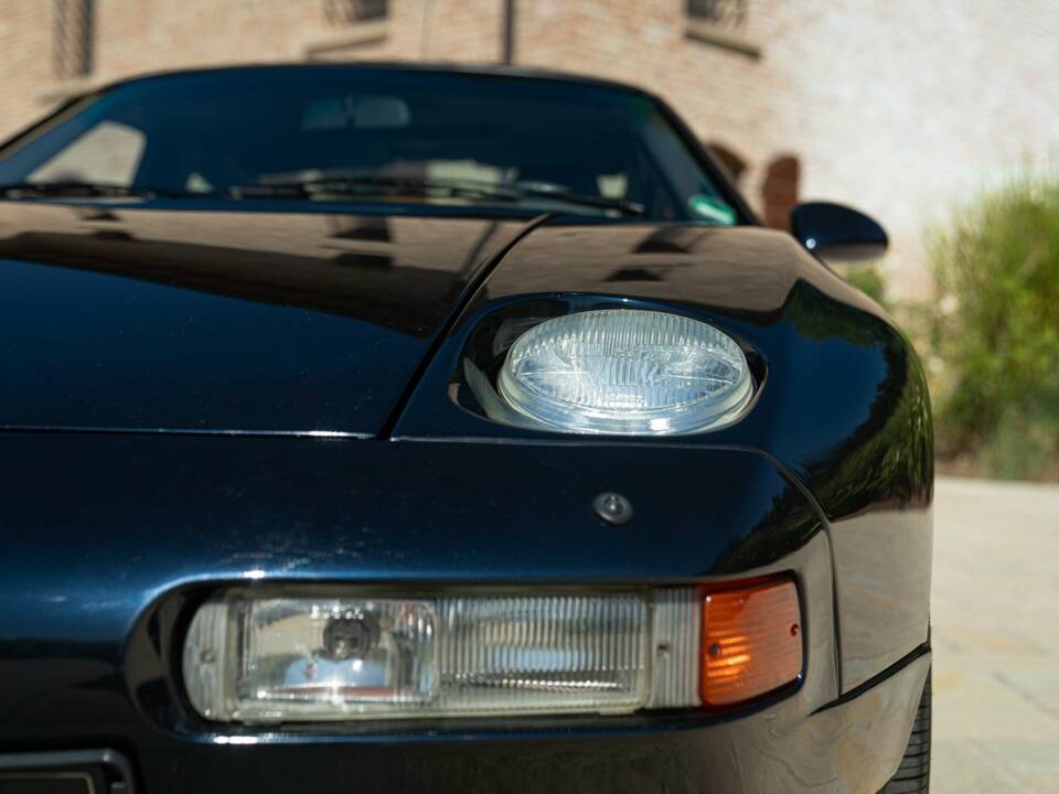 Image 36/50 of Porsche 928 GTS (1992)