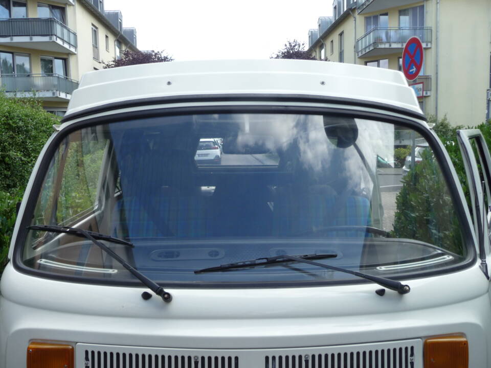 Image 3/126 of Volkswagen T2b Westfalia (1973)