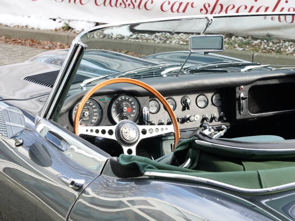 Image 2/19 de Jaguar E-Type 4.2 (1965)