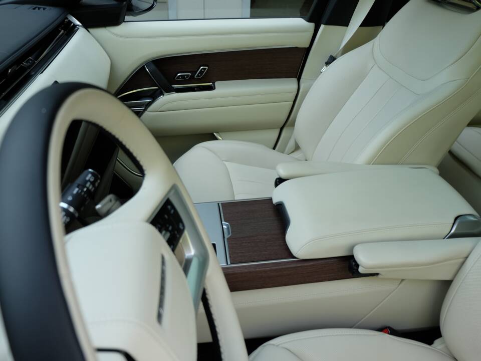 Image 49/61 of Land Rover Range Rover D350 (2025)