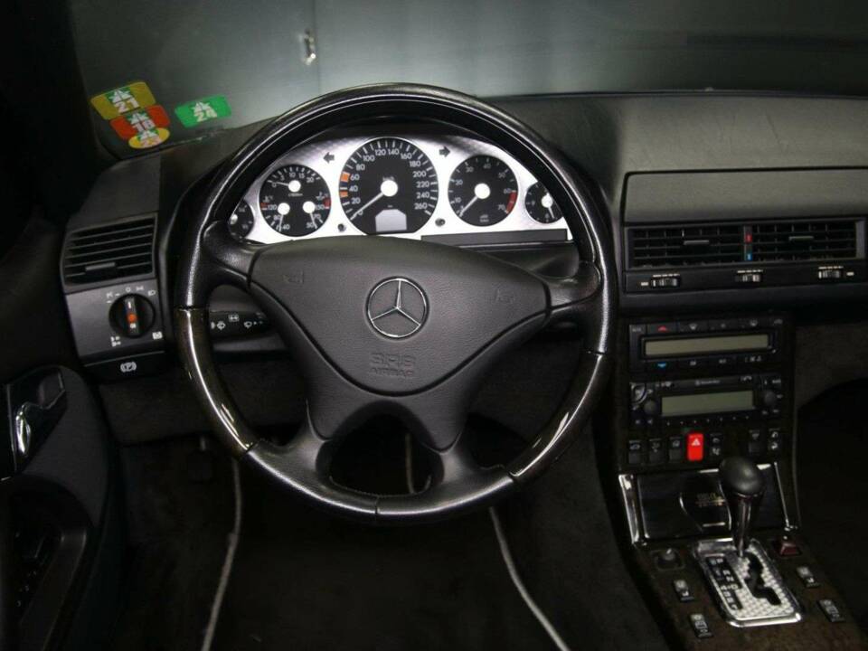 Image 24/49 of Mercedes-Benz SL 500 (2000)