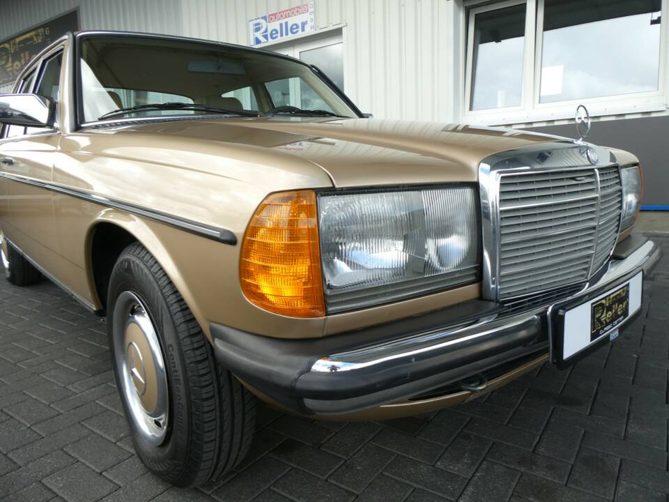 Image 17/19 of Mercedes-Benz 200 (1983)