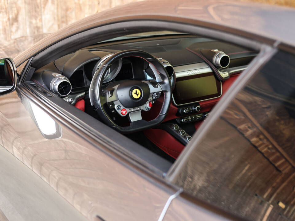 Immagine 38/61 di Ferrari GTC4Lusso (2017)