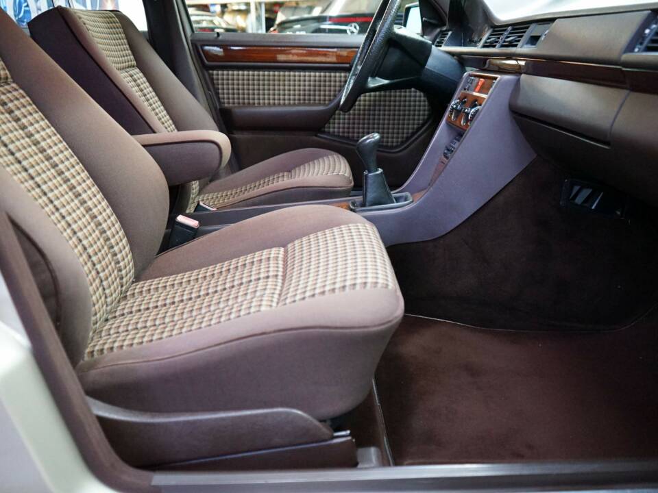 Bild 18/33 von Mercedes-Benz 230 E (1990)