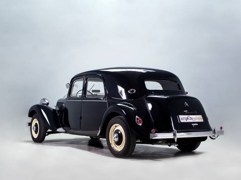 Immagine 8/35 di Citroën Traction Avant 11 légère (1955)
