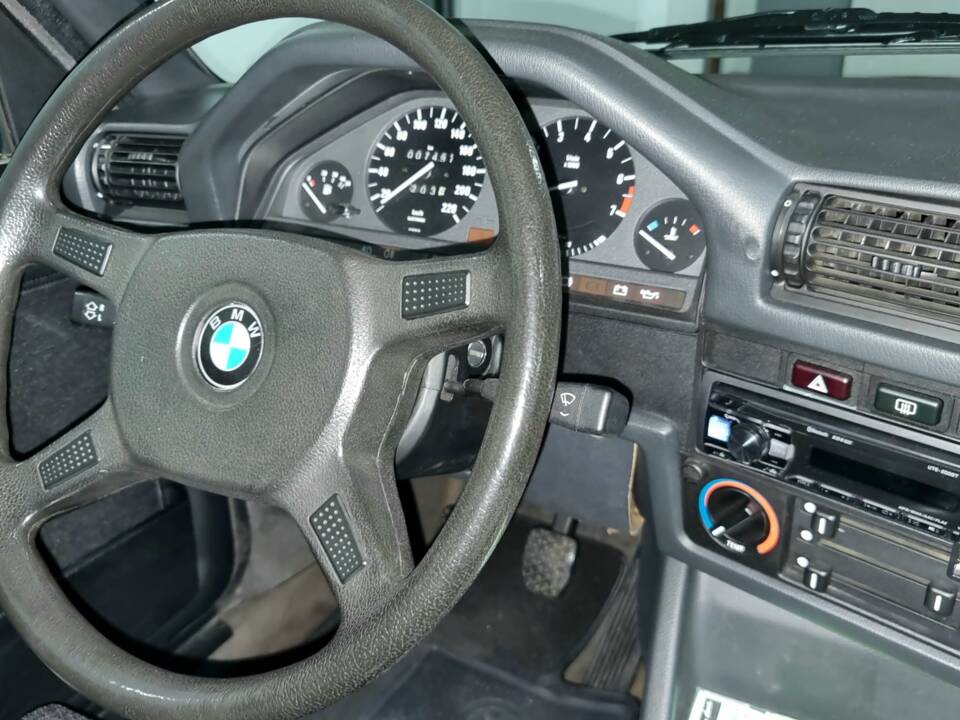 Image 34/100 of BMW 323i (1984)