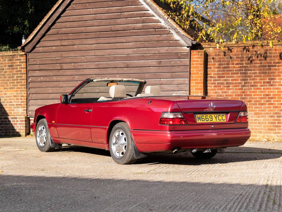 Bild 11/33 von Mercedes-Benz E 220 (1994)