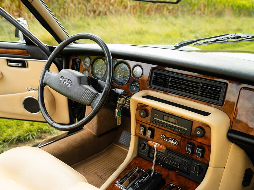 Image 23/37 of Daimler Double Six (1992)