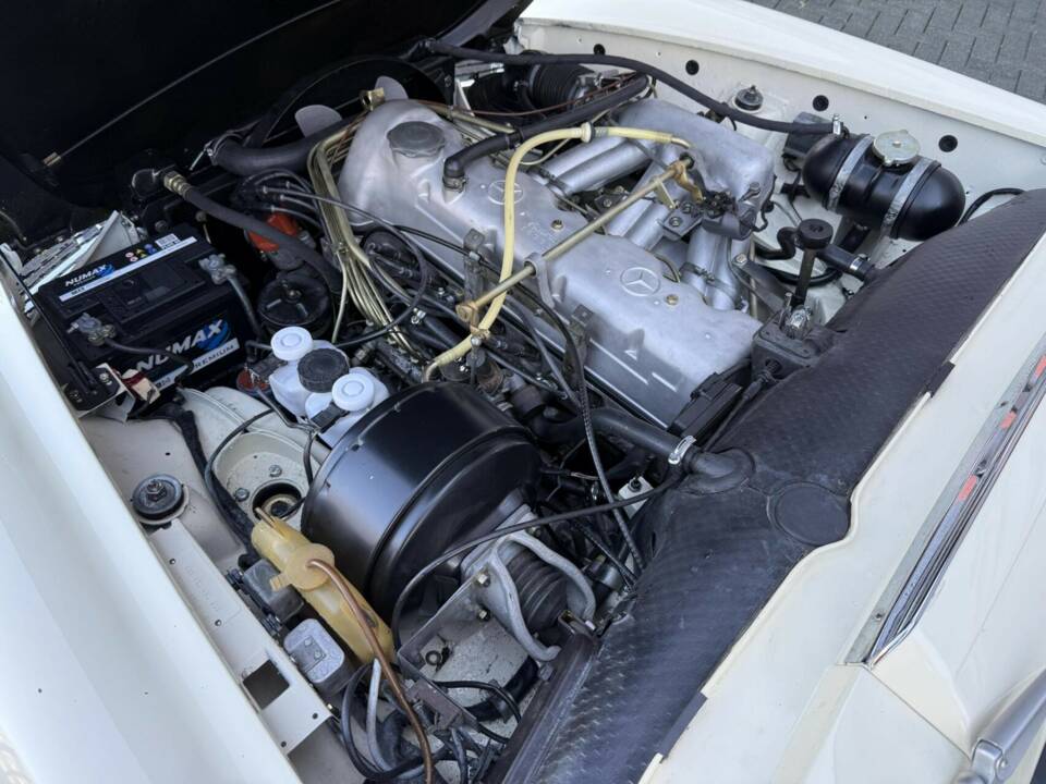 Image 28/48 of Mercedes-Benz 280 SL (1970)