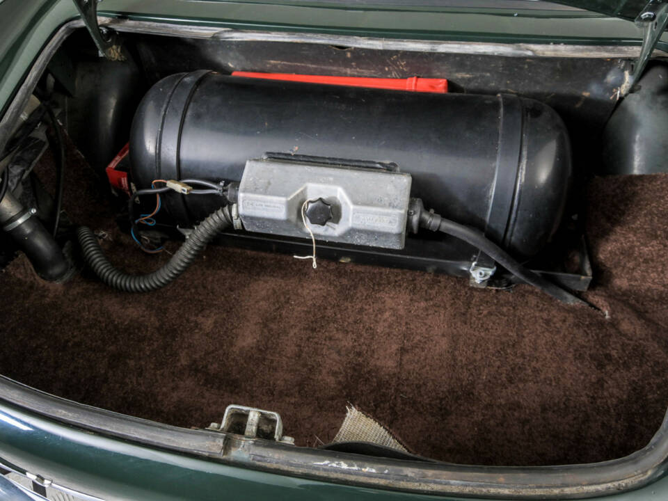 Image 45/50 of Volvo 1800 E (1971)