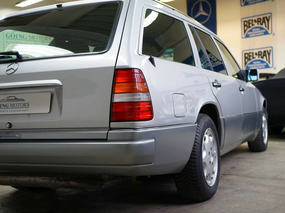 Image 10/36 de Mercedes-Benz E 220 T (1993)