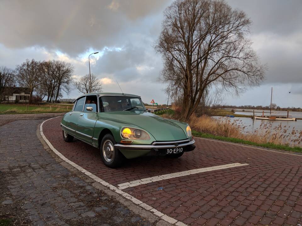 Image 2/25 of Citroën DS 23 Pallas (1975)