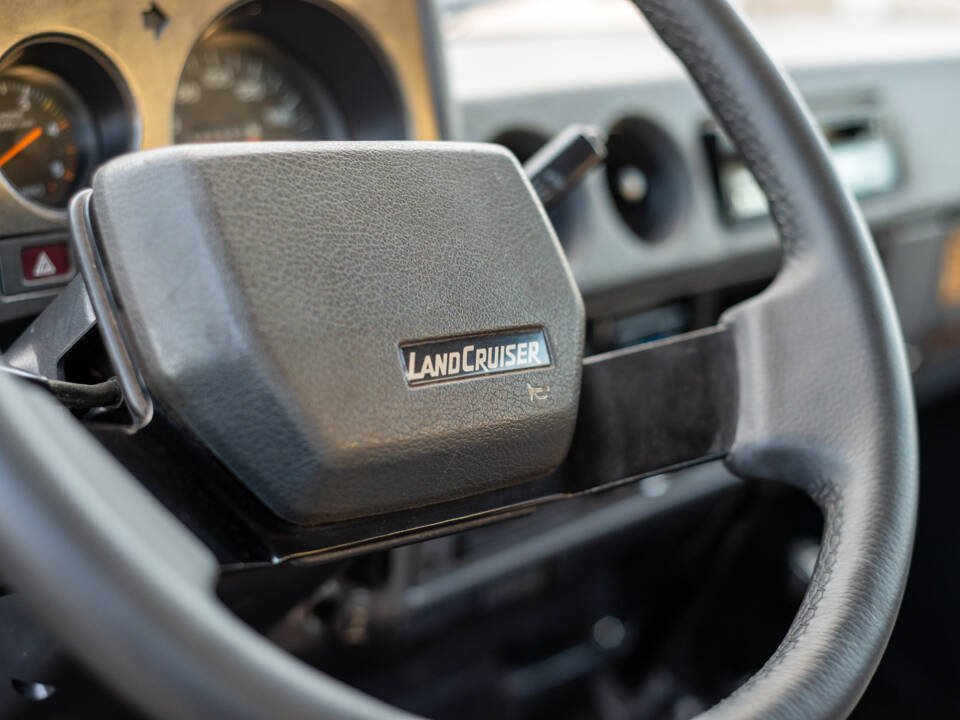 Image 74/100 of Toyota Land Cruiser HJ61 GX (1987)