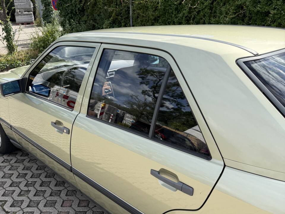 Bild 4/19 von Mercedes-Benz 200 D (1984)