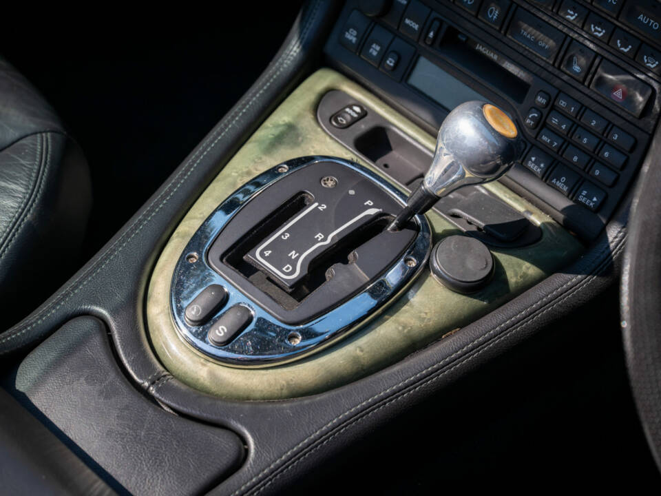 Bild 8/12 von Jaguar XKR (2001)