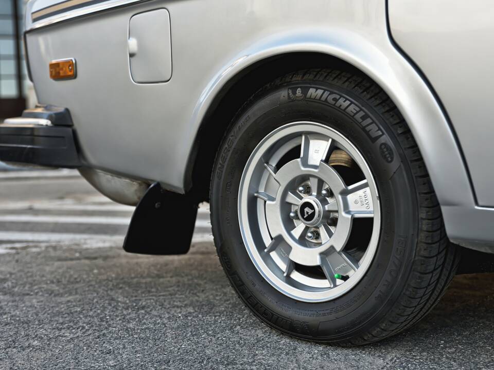 Image 8/38 de Volvo 244 DLS (1977)