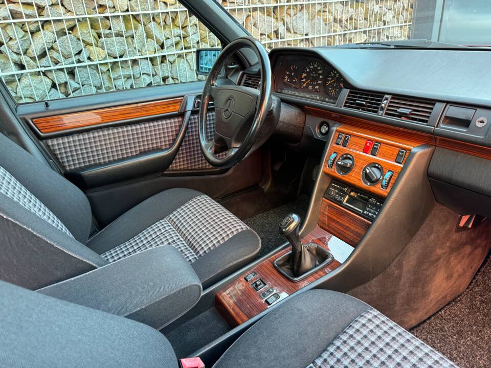 Immagine 52/75 di Mercedes-Benz 230 E (1992)