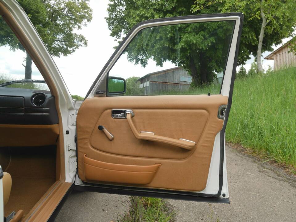 Immagine 27/50 di Mercedes-Benz 230 E (1900)